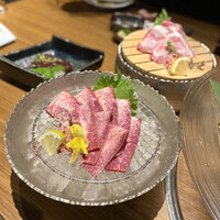 馬桜 銀座通り店 - ・特上タン刺し 1,800円/税込
                    ・特選ヒモ刺し 2,200円/税込