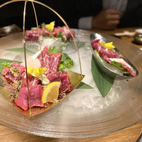 馬桜 銀座通り店 - ・特選馬刺し盛り(6種)(2人前) 5,700円/税込
                    ※特選馬刺し、上馬刺し、上赤身刺し、赤身刺し、フタエゴ刺し、たてがみ刺し