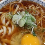 長命うどん - 2種盛り（う中）、生卵アップ