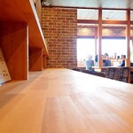 らーめん 紫龍 - 2022年4月　オサレな店内に