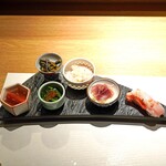 RITO - 前菜　　静岡産のアメーラトマト旨出汁ジュレ、いくら　ちん菜お浸し、生ハム　忍び苺　クリームチーズのムース、千葉県産の金目鯛の握り、わらびの胡麻和え、桜鶏の冷製　新玉葱ソース