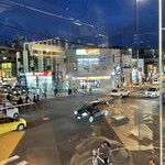 MASUYA MEAT＆CRAFT BEER - 飲み終わり窓際テーブル席から景色　4月18時40分頃