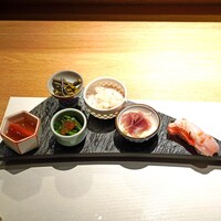 RITO - 前菜　　静岡産のアメーラトマト旨出汁ジュレ、いくら　ちん菜お浸し、生ハム　忍び苺　クリームチーズのムース、千葉県産の金目鯛の握り、わらびの胡麻和え、桜鶏の冷製　新玉葱ソース
