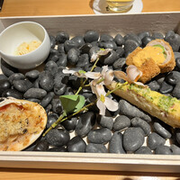 肉割烹 銀座 KEIJI - 先付　新玉葱のキッシュ、九十九里産蛤の香草パン粉焼、アスパラと松坂豚のフライ、サワラ子の含め煮