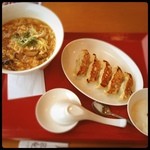 虎包 - 酸辣湯麺＋餃子＋杏仁豆腐。1098円。