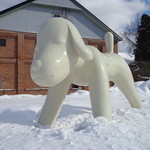 すずめのお宿 - 店の近くの公園にある、世界的アーティス奈良美智美の「ああおもりいぬ」の巨大像