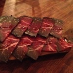 クオーレ・フォルテ - ブレザオラ　牛肉のハム　周りは赤ワインに漬け込んで色が黒ずんでいるが中心部は半生