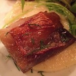 クオーレ・フォルテ - 鹿バラ肉の燻製　下に敷いてあるのはマッシュドポテト