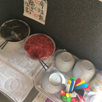 味納喜知 - 玄関脇にある紅生姜と辛子高菜のサービス