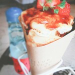 クレープアンドカフェ ヴァーチュ - 2022.4 贅沢いちごブリュレ(￥650)、フルーラ ライチ(￥160)。
      ブリュレのパリパリ感と甘酸っぱい苺の美味しさ。