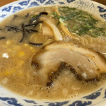 らーめん亀王食堂 - 醤油とんこつラーメン（６８０円）