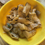 武蔵野うどん 五六 - 汁に入っていた肉と油揚げを救出。画像じゃ伝わりにくいけど油揚げだらけでお肉は細切れ肉4枚（笑）