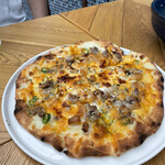 REVO BREWING - 青唐辛子とサルシッシャのピザ