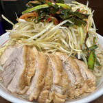 ラーメン二郎 - 小ぶた（980円）＋ネギ（100円）＋ニラキムチ（100円）、ニンニクコール