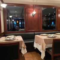 Recette - 重厚感のある店内は英国調です。