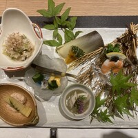 大阪 京橋 鮨 黒潮海閤 - 春野菜のお浸し、鯛の子と竹の子の焚き物、サヨリと稚鮎の酢味噌和え、キスの蕨添え、天使のエビと菜の花キャビア載せ、蒸しアワビを肝ソースで