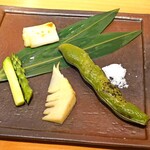 魚の中俣 - 焼き野菜盛り合わせ　　埼玉県産の ”千寿ネギ”、鹿児島県産の ”空豆”、石川県金沢産の ”たけのこ"、北海道産の ”アスパラガス”