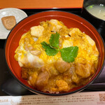 鶏三和 - 親子丼 香草美水鶏 858円。