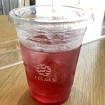 さくらみくら - ドリンク写真:チェリーソーダ 297円(税込)
暑い日にピッタリ❤️
桜の香りがふわっと香る甘さ控えめの爽やかソーダ❤️ゼリーも入ってます♪