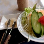 Resutoran Hakutei - ポークカレーセットのサラダ、福神漬け＆らっきょう