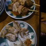 宇ち多゛ - （手前）ナンコツ塩（奥）ガツ素焼き酢