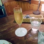 ラ・カント - フォアグラのナッツ和えに付いた、アップルサイダーです。