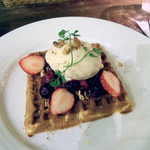 ラ・カント - デザート　ワッフルに、ドライフルーツや、ジャムをのせたもの　ヘーゼルナッツのアイスもありました。