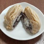 共楽堂 - 中は生クリームとつぶ餡