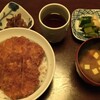 常盤館 - はいっ。丼とお椀の蓋を取り御開帳～。これが常磐館さんの「下仁田 かつ丼」(¥900-税込)です。