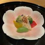 Makimura - ゴマのソースが美味しい。アーモンドもかなり大切な仕事をしていて、キレイで美味しい。噂の逸品