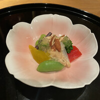 まき村 - ゴマのソースが美味しい。アーモンドもかなり大切な仕事をしていて、キレイで美味しい。噂の逸品