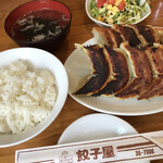 餃子屋　栢山店 - 餃子ランチ　餃子10個　ご飯　ワカメスープ　サラダ