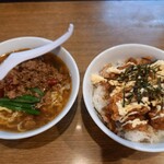 味珍 - 台湾ラーメンとから揚げ丼のセット、税込825円でした