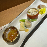 名古屋 栄 鮨 栄華 - 前菜～真鯛昆布締め　アオヤギと平貝の白和え　カマスと芽ネギの大根巻き　ウルイと筍　のれそれ