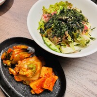 東京食肉市場直送 肉焼屋 D-29 広尾店 - サラダとキムチ