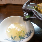 大納言本家 - 片口の器で浅蜊の旨味が凝縮された汁を楽しみます
