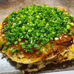 広島風お好み焼き かっちゃん - 肉玉そば(税込750円)
            基本的な組み合わせ
            ・蒸し麺
            ・オタフクソース
            ・焼き方:ヘラで押さえない
            ・焼き上がりの形:綺麗な焼き上がり
            ・鉄板またはお皿で食べる
            (鉄板カウンター&通常テーブル席) 