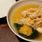 馳走 啐啄一十  - ②毛蟹(北海道噴火湾産)の身寄せ真薯、柚子花載せ、羅臼昆布出汁のお椀
      連峰の如く繋がった複雑な旨み、羅臼昆布だけは太いものより細い新芽の方が味わいが良いそうで、知らなかった