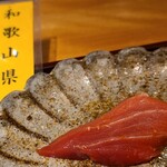 馳走 啐啄一十  - ⑪本鮪背トロ(和歌山県那智勝浦産、115kg、延縄、山幸、7日熟成)
      日本近海での産卵期は春～夏、旬は初秋～冬
      背トロの上品な脂の旨み、体温でサラッと融けていきます