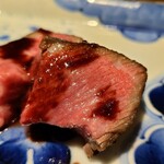 馳走 啐啄一十  - ⑫榊山牛イチボ(広島県熊野産、32ヶ月生体熟成、雌)、2時間休ませつつ焼き入れ
      見事な焼き色、脂ものっており旨みがあります
      しかし私には少し火入れが浅かったかも