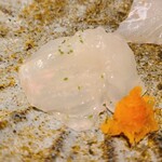 馳走 啐啄一十  - ⑥虎魚(広島県豊島産、2日寝かせ)
      産卵期は春～初夏、旬は冬～晩冬
      体脂肪率4%と脂は少ないがグルタミン酸など複数のアミノ酸が多く含まれ、旨み&甘みが豊か
      寝かせで更にアミノ酸が増え、深い味わいに