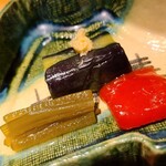 馳走 啐啄一十  - ⑱漬け物(茄子、蕗、赤パプリカ)
      見た目も鮮やかな赤パプリカの漬け物、最近はその華やかさと少し甘みのある存在から、目にする機会が少しずつ増えている気がします