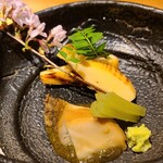 馳走 啐啄一十  - ④煮黒鮑(広島県呉産、700g)、⑤炭火焼き筍(鹿児島県阿久根産)、煮蕗添え
      小さな桜を添えた春爛漫な一皿