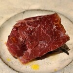 馳走 啐啄一十  - ⑬榊山牛(腿肉)生ハム、フルーツトマト(茨城県産)
      腿肉の肉々しい味わい、熟成した脂の旨みが印象的、フルーツトマトの控えめな甘さと酸味が良く合う！