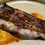 馳走 啐啄一十  - ⑮炭火焼き黒鯥(静岡県駿河湾産、7日熟成)
      ふっくら炭火焼き、冬キャベツ添え、シェリービネガーソース掛け(馳走2924仕様)
      水分を残したふっくらとした焼き上がり
      皮はパリパリ脂の活性化した旨みが抜群