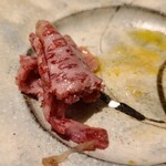 馳走 啐啄一十  - ⑭榊山牛(サーロイン)生ハム
      脂がトロトロで今にも融け出しそう
      サーロインは脂が多いので縮み易く歩留まりがかなり悪いそう
      これは赤ワインか欲しくなりますね♪