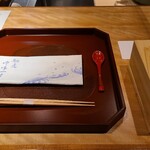 馳走 啐啄一十  - 新しいお膳、膝掛けもオリジナルに
      そして檜のおしぼり入れ
      バージョンアップが半端無い