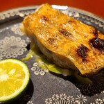 馳走 啐啄一十  - ③炭火焼き赤鯥(長崎県対馬列島産、紅瞳、雄、700g)、バターソテーの春キャベツ敷き
      産卵期は初夏～初秋、旬は晩秋～晩冬
      滲み出た脂で身を揚げ焼きに
      皮目から芳ばしさが薫り、旨み力強い