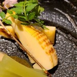 馳走 啐啄一十  - ④炭火焼き筍(鹿児島県阿久根産)
      炭火焼き筍は薫りが口腔内でフワッと拡がり、甘さも抜群、繊維も軟らかく食べ終わってもまだ薫ります♪