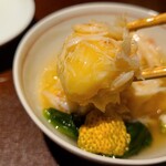 馳走 啐啄一十  - ②毛蟹(北海道噴火湾産)の身寄せ真薯、柚子花載せ、羅臼昆布出汁のお椀
      蟹身をまぶして豪華仕上げですが、平野大将が作る甲殻類の真薯は旨みの引き出し方が素晴らしく香りも良い
      真薯にこそ凄みがあります